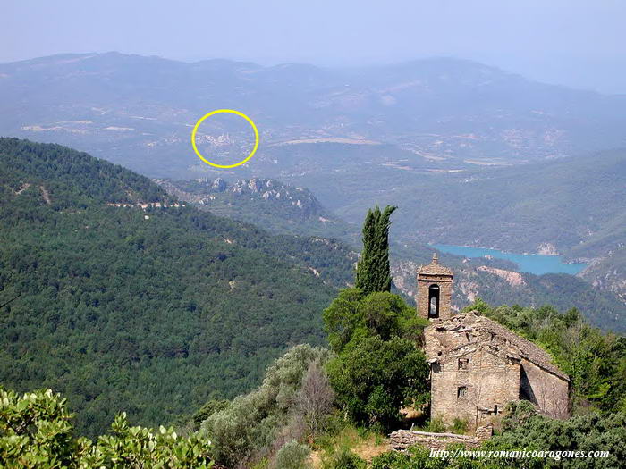 VISTA DE LA IGLESIA DEL CASERO. AL FONDO, SEALADO CON FLECHA, ABIZANDA